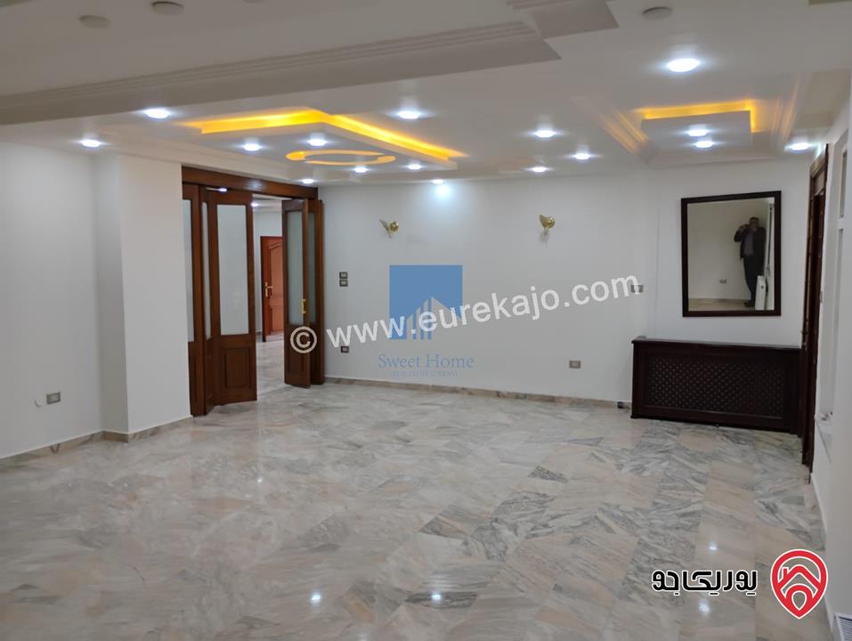 شقة أرضية مساحة 225م مع حديقة وترسات 100م تشطيب سوبر ديلوكس للبيع في عمان - خلدا