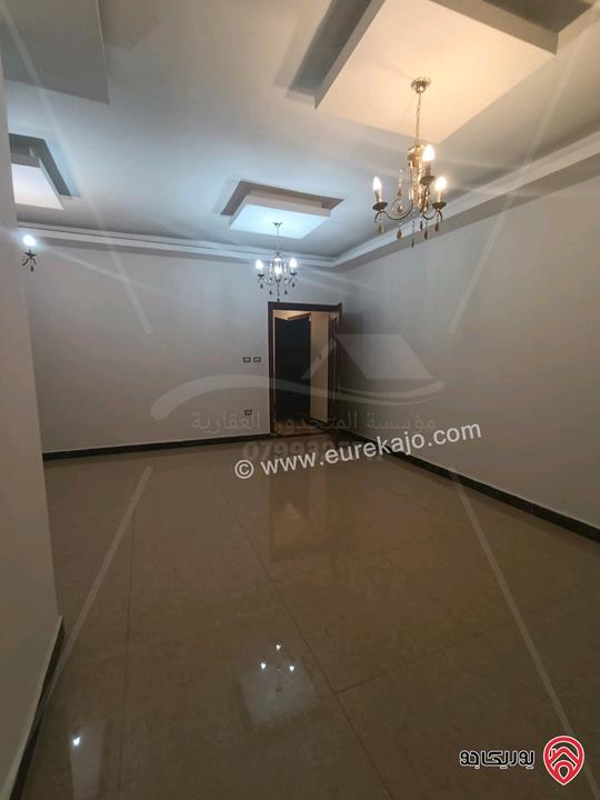 شقة فارغة مساحة 150م طابق ثالث للايجار للعرسان او عائلة صغيرة في عمان - الرابية