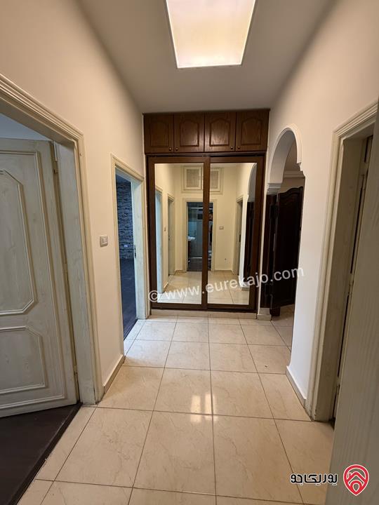 شقة مساحة 170م طابق ثاني مع مصعد عمارة هادئة عائلات للإيجار  في عمان - دير غبار