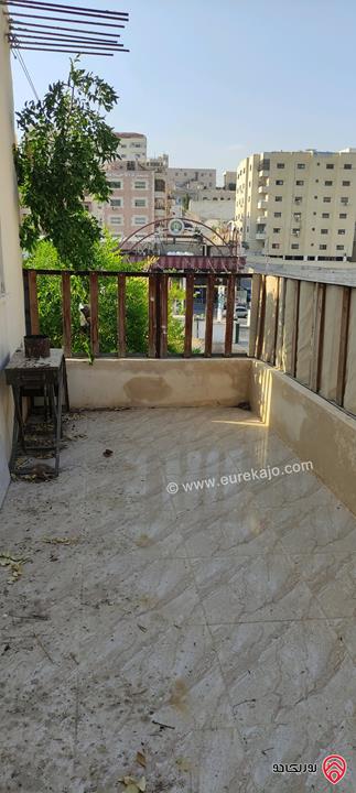 بيت طابقين مساحة 330م على أرض 380م للبيع في الزرقاء - شارع الكرامة