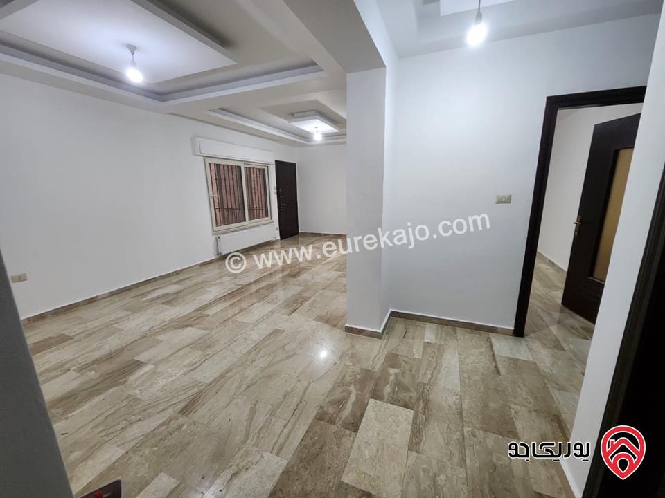 شقة طابق شبه أرضي مرتفع مساحة 205م للايجار في عمان - خلدا