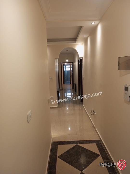 شقة بتشطيبات فاخرة مساحة 150م طابق تسوية ومدخل مستقل – مشمسة ومهوّاة للبيع في عمان – ضاحية الرشيد خلف جامعة الأميرة سمية