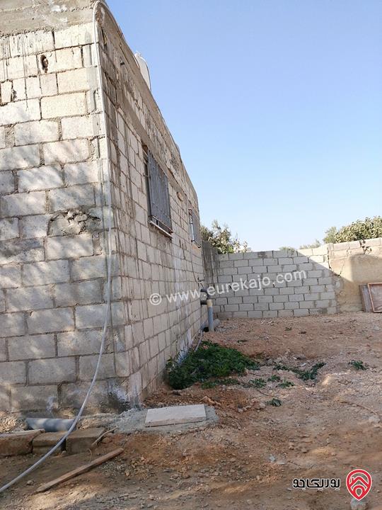 قطعة أرض مساحة 250م عليها بيت 90م للبيع في الزرقاء - الحلابات الغربي