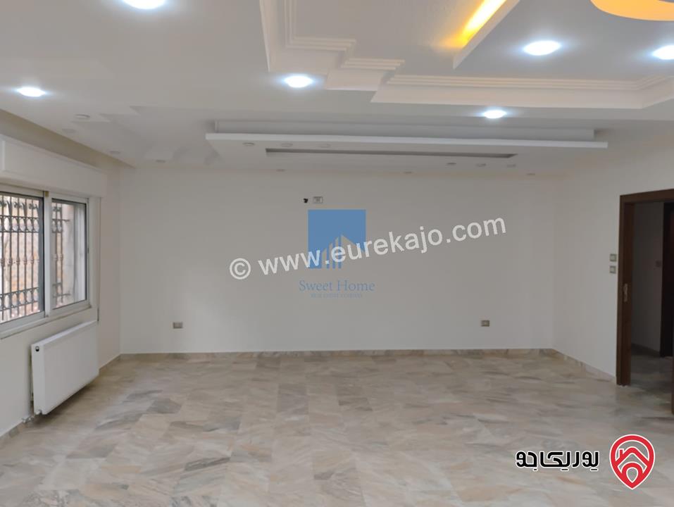 شقة أرضية مساحة 225م مع حديقة وترسات 100م تشطيب سوبر ديلوكس للبيع في عمان - خلدا