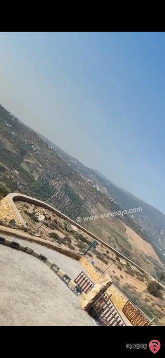 شالية فاخر مميز مساحة الأرض 1300م والبناء 180م للبيع في جرش قريب من عمان بإطلالة بانورامية وأعلى مواصفات