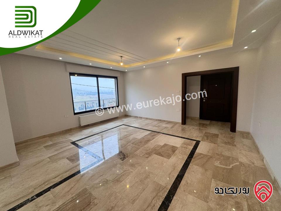 شقة طابق اول طابقية للبيع في عمان - على طريق المطار / حجار النوابلسه مساحة البناء 200م موقع اسكانات حديثة واطلالة