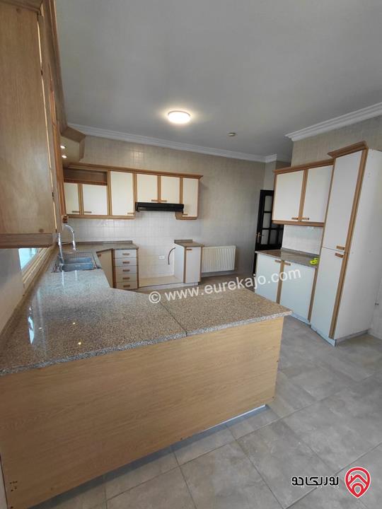 شقة مجددة طابق أول مساحة 200م للإيجار في عمان - دير غبار 