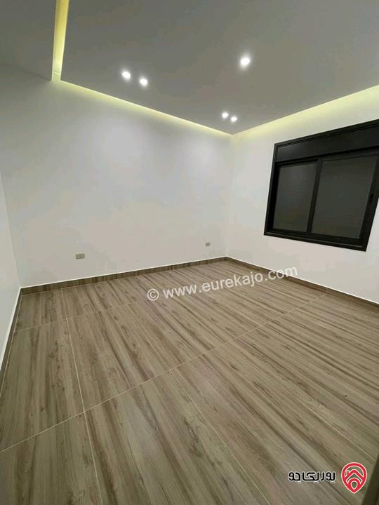 شقة فخمة طابق ارضي مع ترس المساحة 153م + 110م مساحة ترس للبيع في الزرقاء الجديدة 