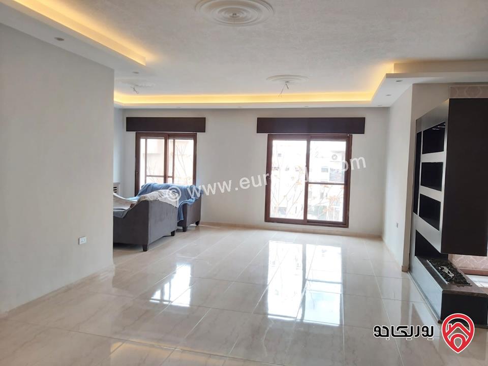 شقة طابق ثاني مساحة 200م للبيع  في عمان - ام اذينة