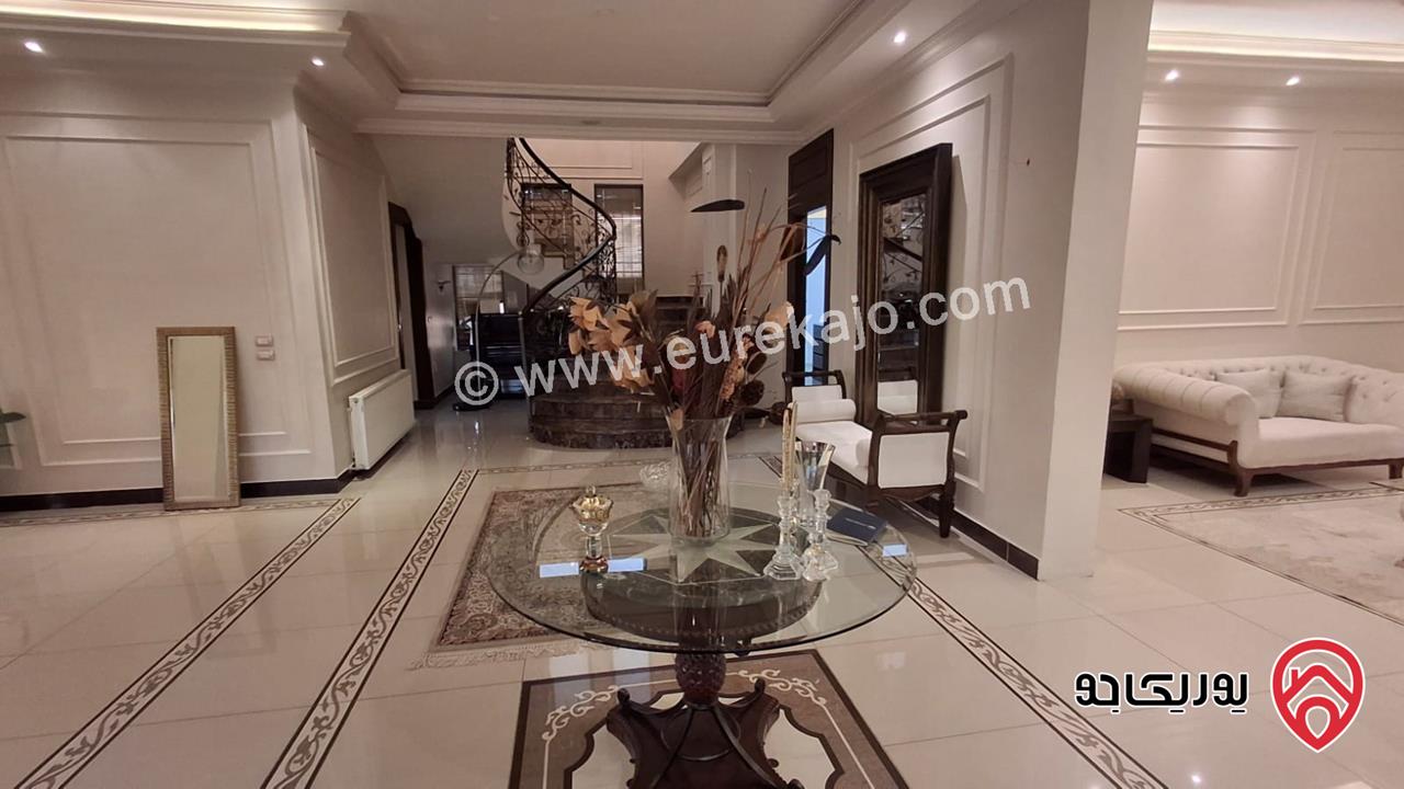 شقة فاخرة مفروشة طابق أخير مع روف مساحة 300م للايجار في عمان - الرابية