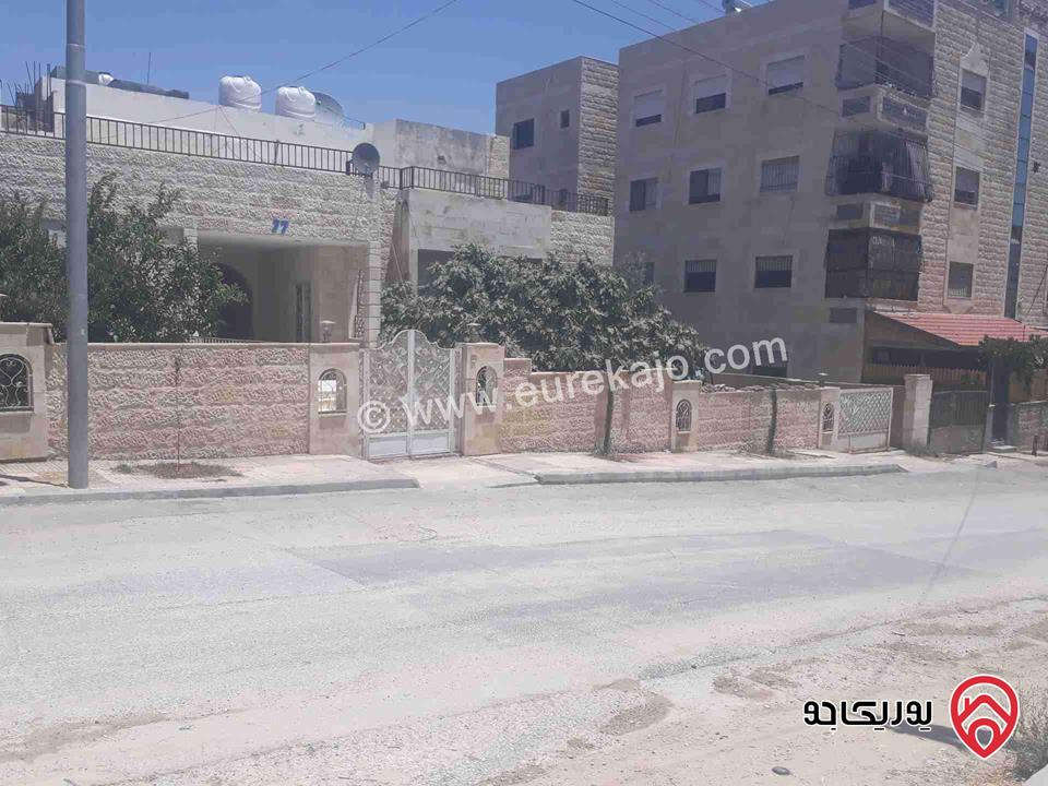 منزل مستقل مكون من 3 طوابق على أرض 900م يصلح للسكن, جمعية , مركز صحي , مركز اجتماع, مركز رياضي ...الخ .للبيع في عمان - أم نوارة