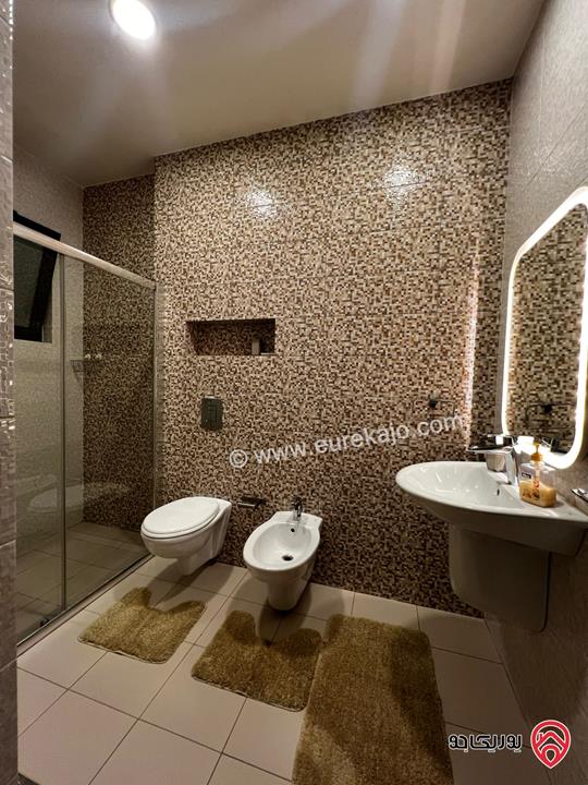 شقة فاخرة مفروشة أرضية مساحة 150م داخلي و 30م خارجي للإيجار في عمان - خلدا