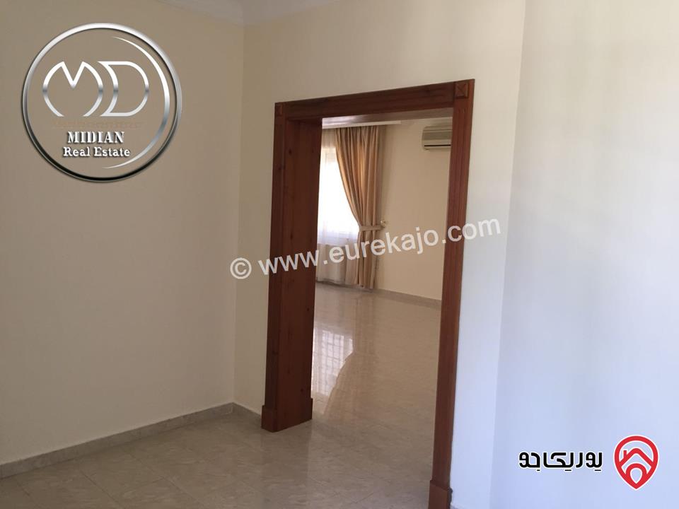 شقة ارضية طابقية فارغة للايجار في عمان - عبدون مساحة 300م مع ترس و حديقة 150م اطلالة جميلة