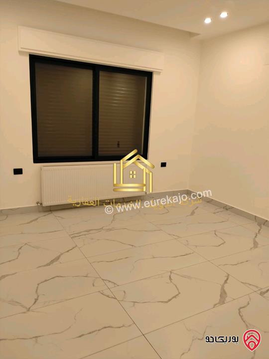 شقة جديدة طابق ثالث مساحة 205متر للإيجار في عمان - خلدا 