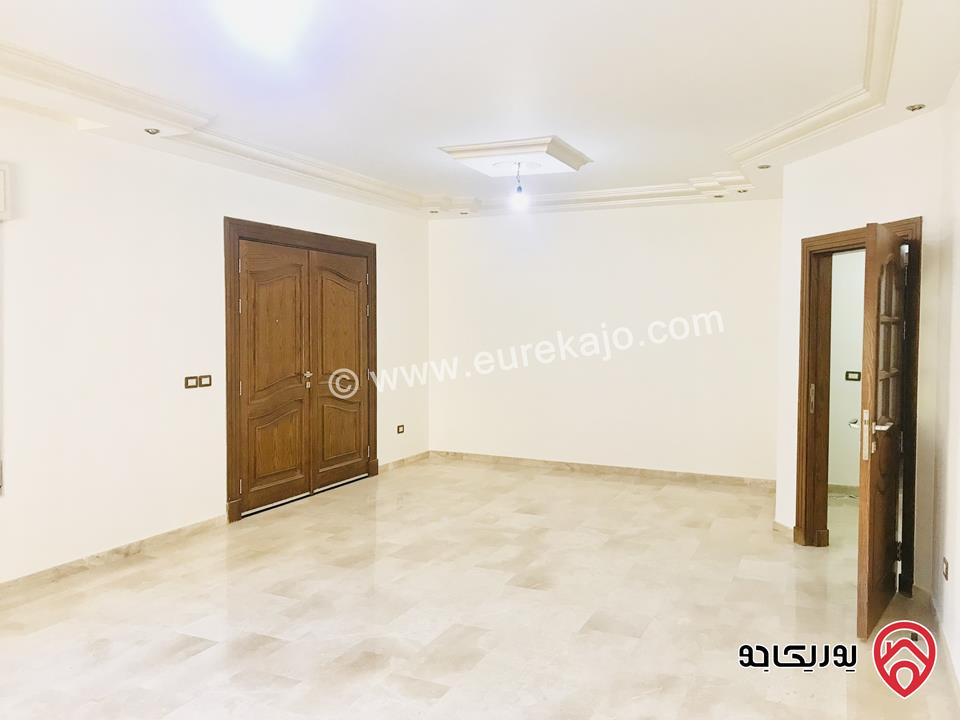 شقة طابق أرضي مُعلّق مطلّة مساحة 188م داخلي و 20م خارجي للبيع في عمان - عرقوب خلدا