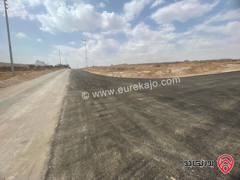 قطعة أرض مساحة 900م للبيع في الزرقاء - منطقة بيرين واصل جميع الخدمات ( على قمة بيرين )