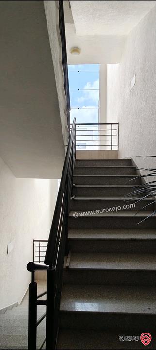 شقة أرضية مساحة 245م داخلي و 100م خارجي للبيع في عمان - ناعور