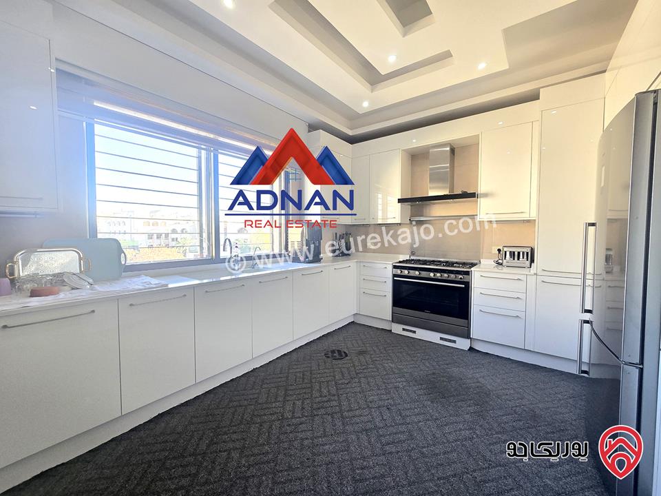 شقة مفروشة بالكامل طابق اخير مع رووف مساحة 250م للبيع في عمان - خلدا