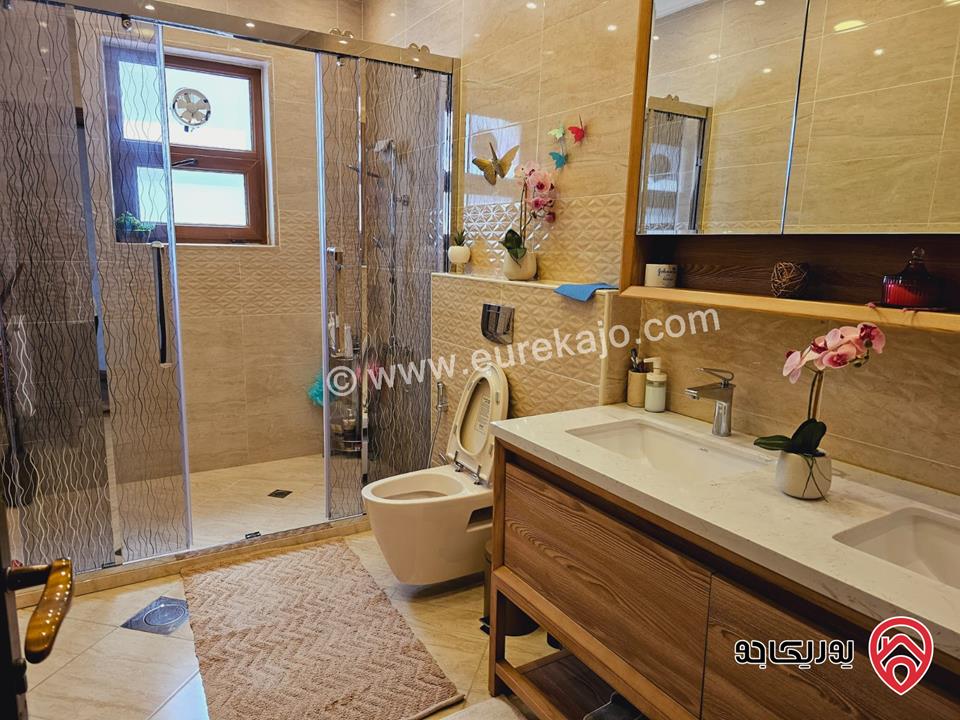 شقة سوبر ديلوكس مساحة 273م طابق أرضي مع مساحة خارجية 90م للبيع مفروشة في الجبيهة 