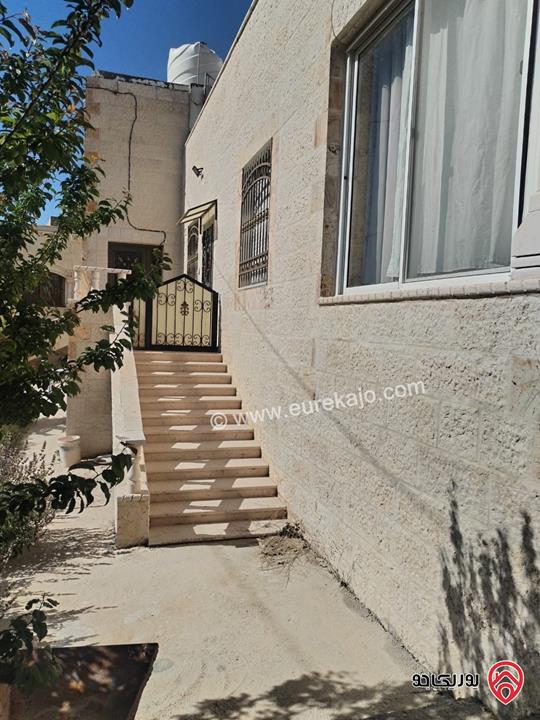 فيلا طابقين على أرض 1360م للبيع في اربد - ايدون