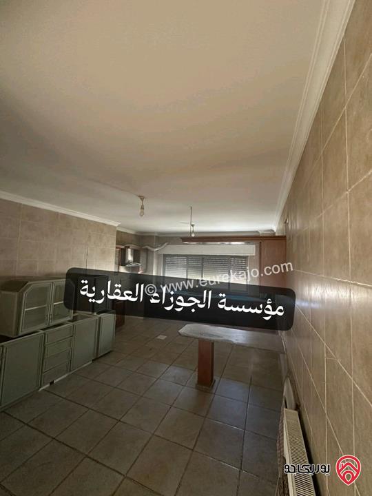 شقة فارغة طابق اول مساحة 250م للايجار في عمان - مرج الحمام مع بلكونتين