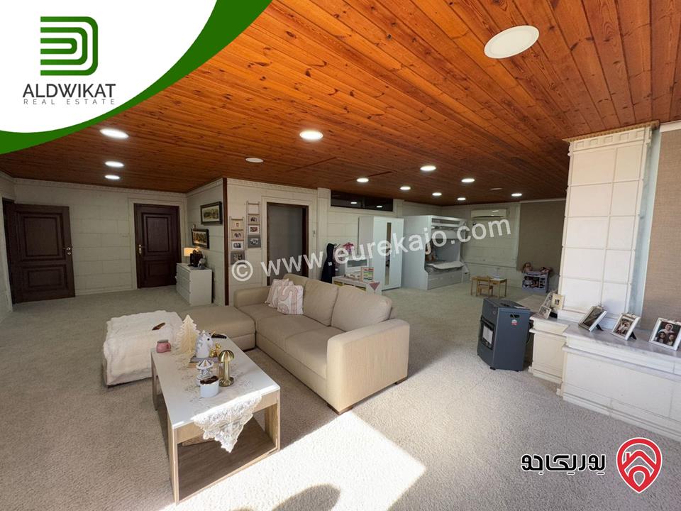 فيلا مساحة الارض 760م ومساحة البناء 800م ومساحة الحديقة 400م للبيع في عمان - الجبيهة/ خلف الجامعة الاردنية