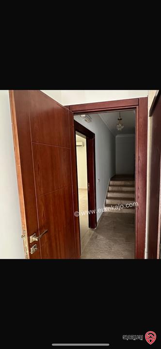 شقة دوبلكس طابق أرضي وشبه ارضي مساحة 310م داخلي و 300م خارجي للبيع في عمان - أم أذينة من المالك