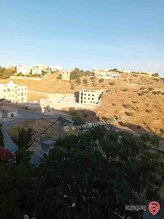 قطعة ارض مساحة 1 دونم و 491م للبيع في اربد - زبدة فركوح مطلة على ثلاث شوارع واصلها جميع الخدمات تقريبا قرب المخفر الامني الغربي