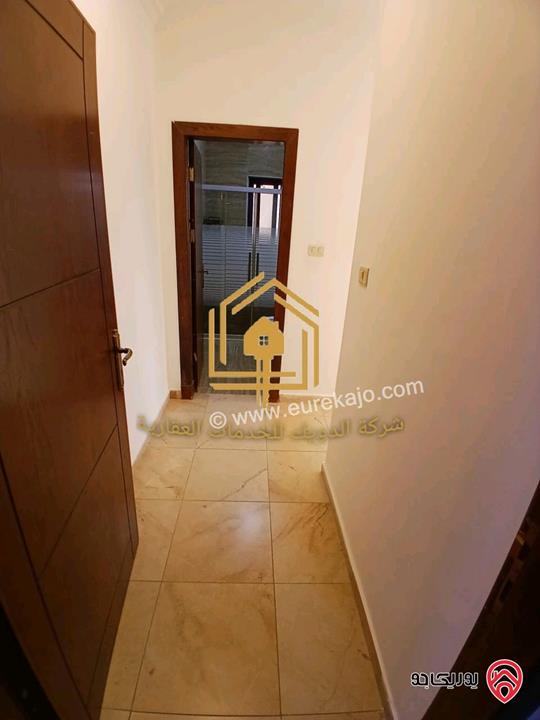 شقة فارغة طابق ثالث مساحة 100م للإيجار في عمان - الرابية 