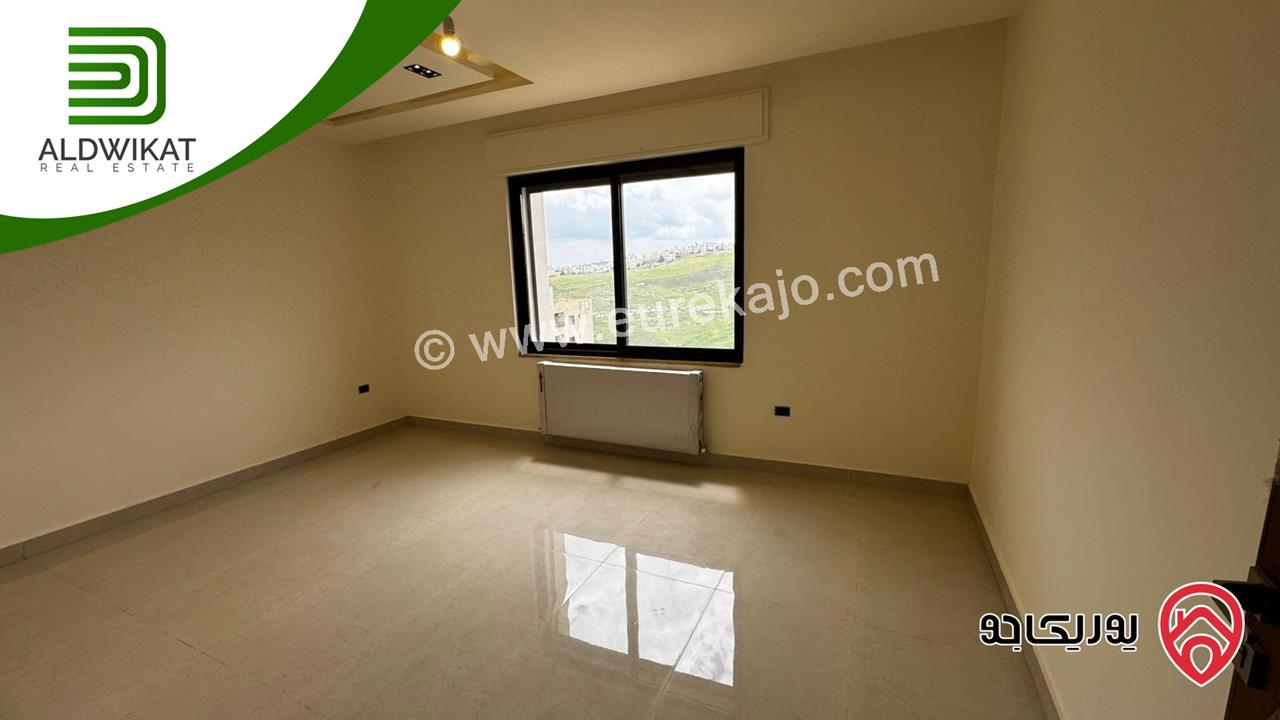 شقة للبيع في عمان - الجبيهة طابق اول مساحة البناء 175م والترس 10م موقع مميز واطلالة