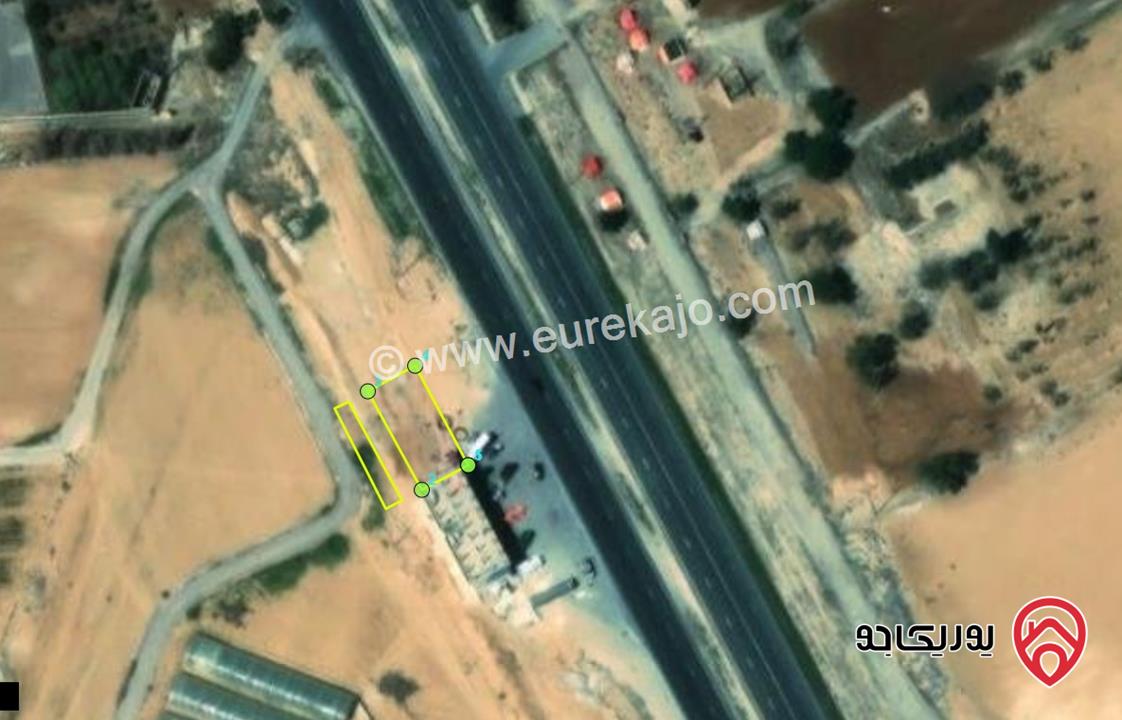 قطعة ارض مساحة 422م تقع على الشارع الرئيسي باتجاه عمان العقبة واجهة 30م على الشارع ويوجد خلف القطعة فضلة للبلدية متاحة للبيع فقط للقطعة نفسها ويوجد بجانبها مجمع تجاري 8 مخازن تجارية مؤجرة 