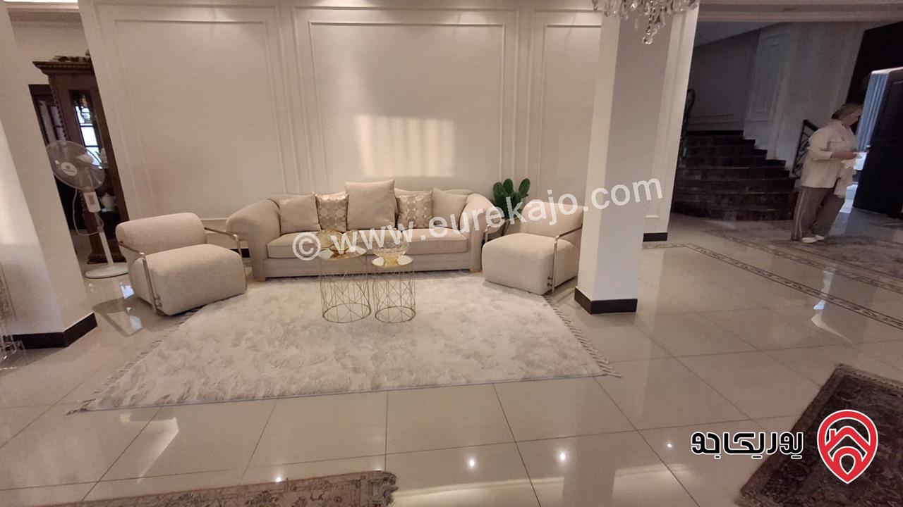 شقة فاخرة مفروشة طابق أخير مع روف مساحة 300م للايجار في عمان - الرابية