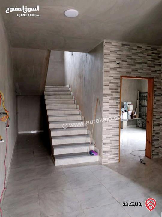 مزرعة للبيع في المفرق - بمنطقة بلعما بمساحة 3400م مسنسله سنسال جميل وضخم يوجد فيها منزل طابقين مساحته 160م ويوجد أشجار زيتون ووحمضيات وشجر زينة يوجد بئر ماء 40م ويوجد ساعة كهرباء وسور استنادي 