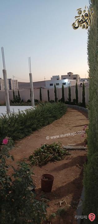 فيــلا فـاخرة طـابقـين مساحة 400م على أرض 723م للبيــع في الزرقاء الصحفـييـن 