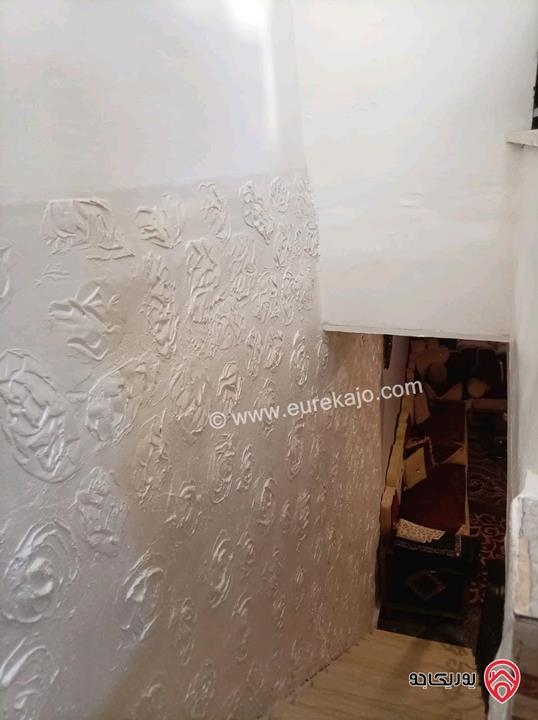 منزل مساحة 210م على أرض 450م للبيع في مخيم الزرقاء قريب من المجمع الجديد 