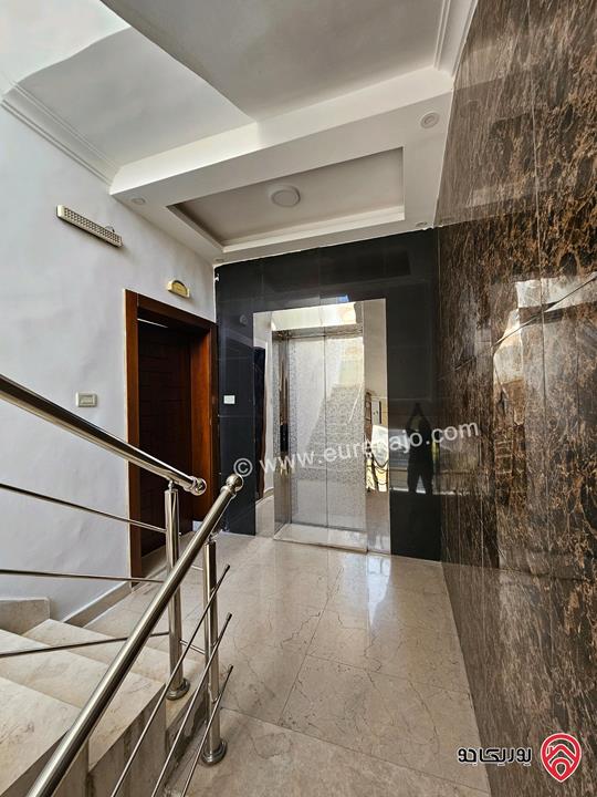 شقة سوبر ديلوكس جديدة - طابقية - مساحة 223م طابق أول للبيع في عمان - دير غبار