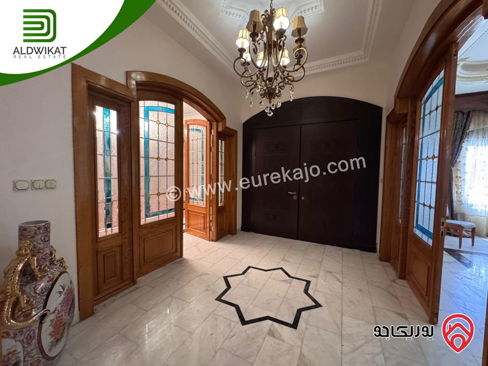 فيلا للبيع في عمان - الجبيهة مساحة الارض 1580 م والبناء 1000م ومساحة الحديقة 400م