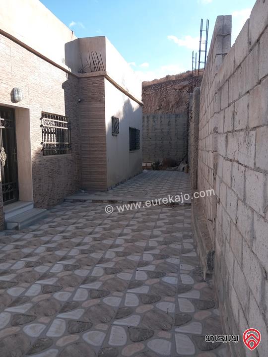 بيت مساحة 200م على أرض 750م للبيع في الزرقاء - شومر إسكان المهندسين 