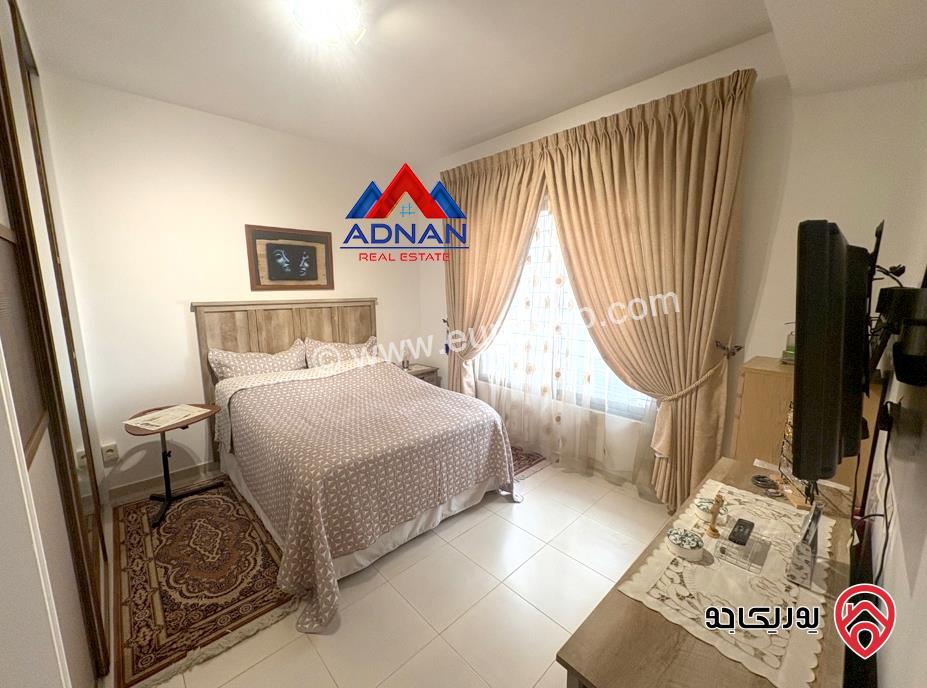 شقة ارضية مميزة مساحة 210م داخلي مع تراس 60م ومدخل و كراج خاص للبيع في عمان - عبدون