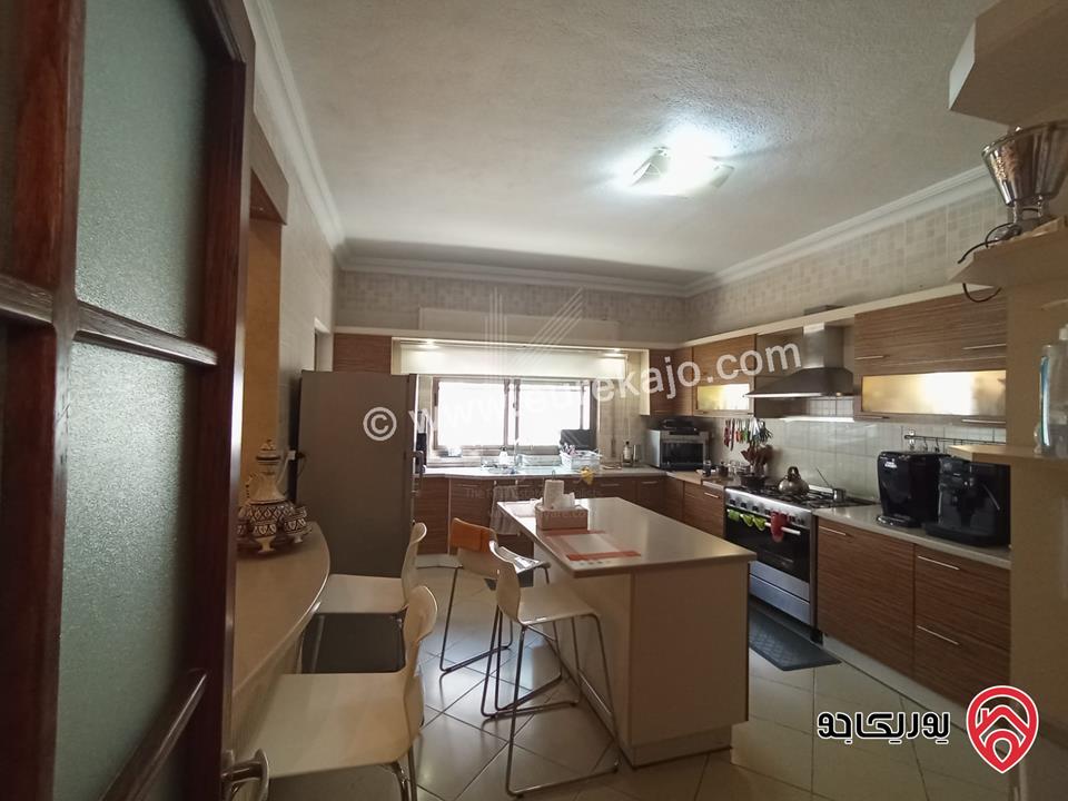 شقة فاخرة طابق أخير مع روف مساحة 211م للبيع في عمان - خلدا مع اطلالة مميزة