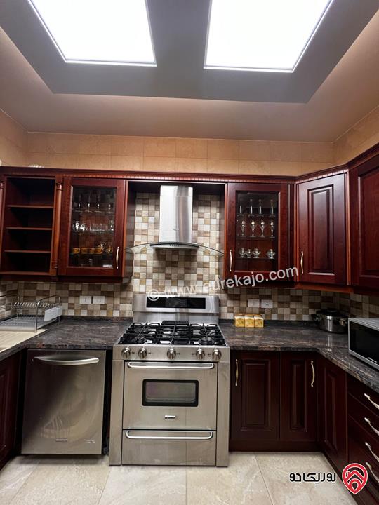 شقة فاخرة مفروشة أرضية مساحة 150م داخلي و 30م خارجي للإيجار في عمان - خلدا