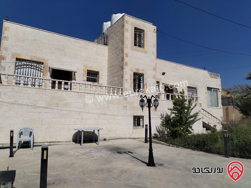 فيلا طابقين على أرض 1360م للبيع في اربد - ايدون