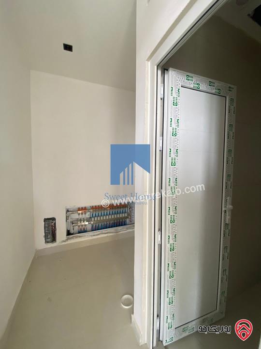 شقة طابقية طابق ثاني 306م تشطيب سوبر ديلوكس لم تسكن للبيع في عمان - أم السماق