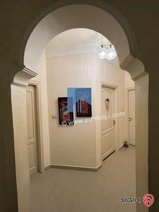 شقة فاخرة للبيع في عمان - الكرسي - خلف إدارة السير طابق ثالث 180م مع روف 120م بسعر مغري