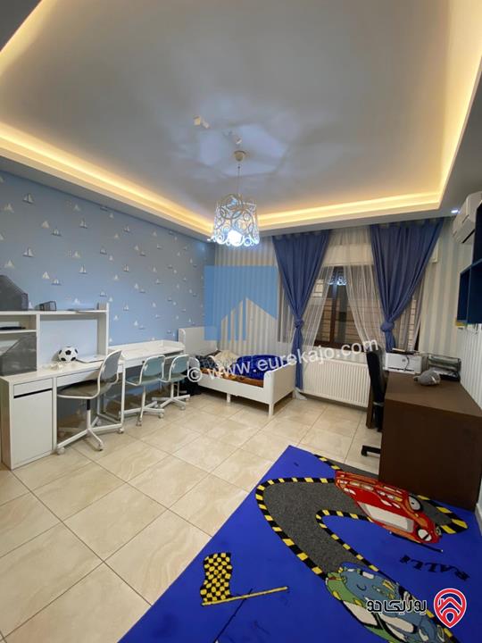 شقة أرضية مفروشة فاخرة للبيع في عمان - أم السماق مساحة 245م مع حديقة وترسات 120م