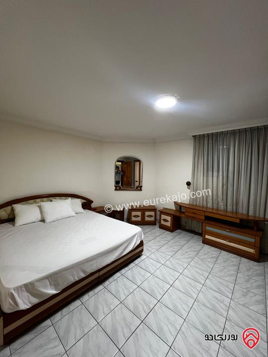 شقة مفروشة مع مسبح شبه ارضية مساحة 200م داخلي و 100م خارجي للايجار في عمان - عبدون