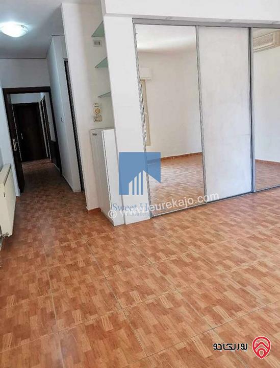شقة مميزة طابق اول 235م تشطيب سوبر ديلوكس بسعر مغري للبيع في عمان - أم أذينة 