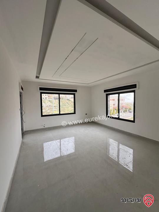 شقة طابقية جديدة ارضية مساحة 231م داخلي و90م ترسات وكراج سيارة خاص للبيع في عمان - الجبيهة - حي المنصور