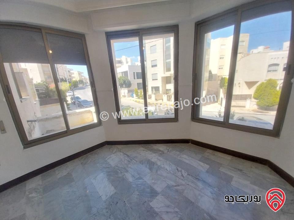 شقة طابقية مساحة 294م طابق أول للبيع في عمان - دير غبار 
