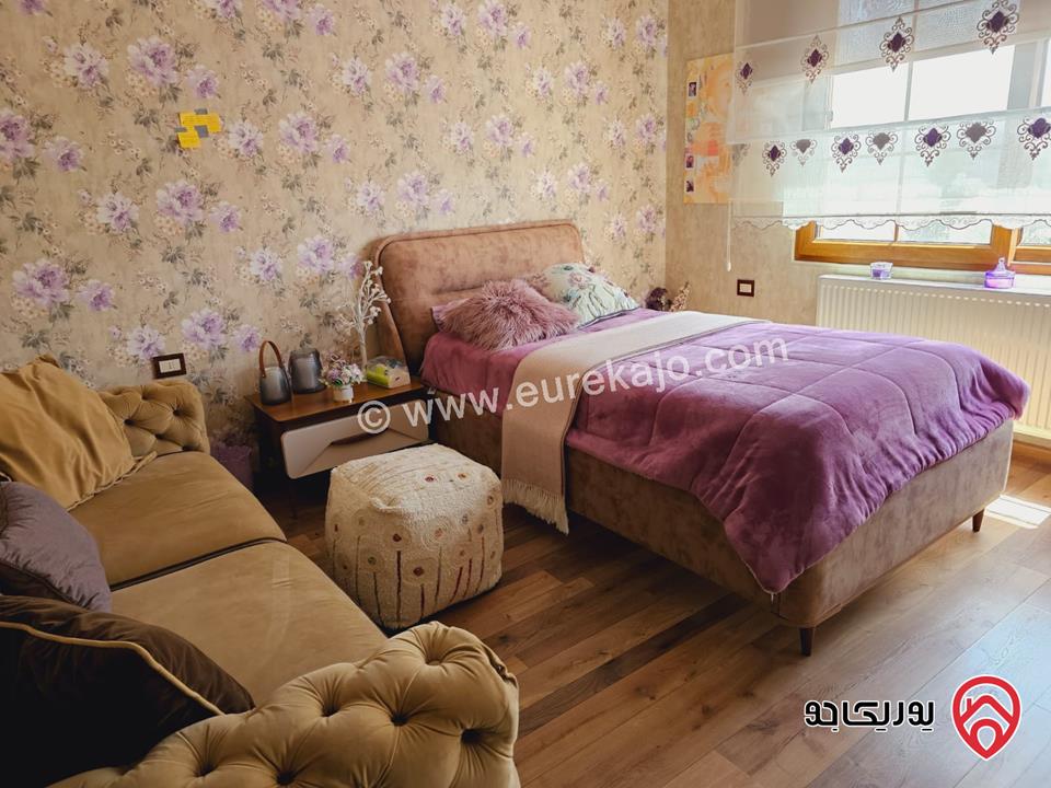 شقة سوبر ديلوكس مساحة 273م طابق أرضي مع مساحة خارجية 90م للبيع مفروشة في الجبيهة 